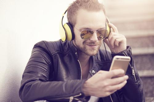Lyt til politiske podcasts, mens du renoverer dit hjem
